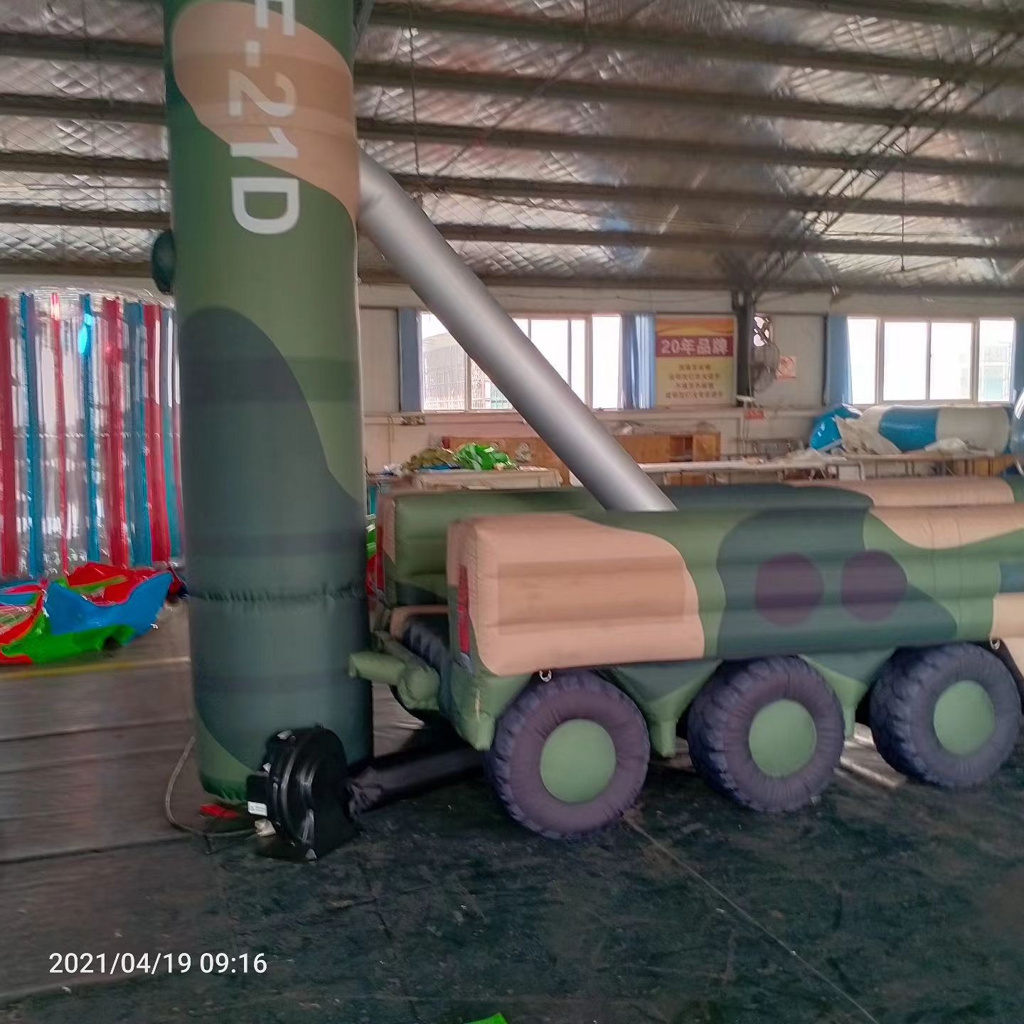 天桥军事演习中的充气目标车辆：模拟发射车雷达车坦克飞机